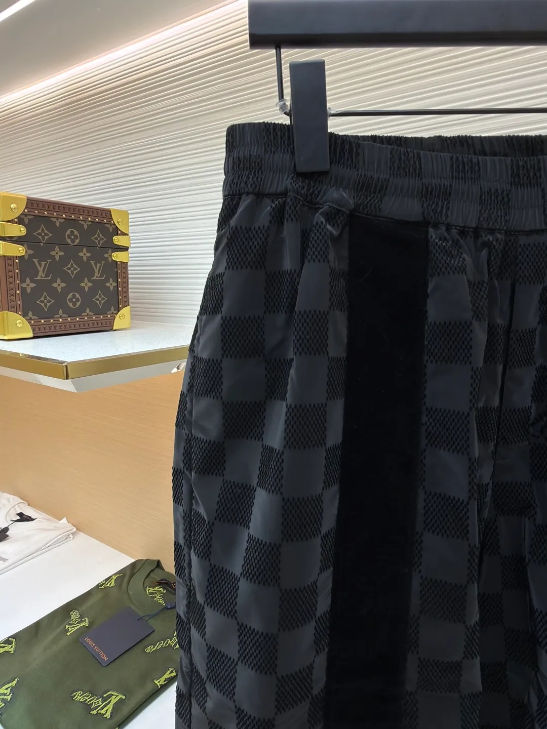 LOUIS VUITTON Checkerboard flocked trousers ●Original version: Purchased and developed by 18487 ●Item number: 1681045-B45 ●Fabric: flocked matte fabric ●Technology: jacquard production ●Version: fitted version ●Weight: about 335 grams ●Size: S-M-L-XL ●Description: Made of flocked matte Damier pattern integrated into Marque L.Vuitton Désée Logo, velvet ribbons with rich texture levels, the overall routing is straight and delicate, the fabrics are comfortable and soft, and the colors are consistent with no color difference. It can be matched with the same style to create a fashionable look and control various occasions. Customized accessories, complete with three labels, same style for men and women!